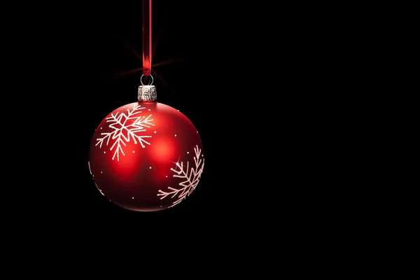 Colgando bola roja de Navidad — Foto de Stock