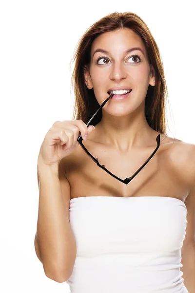 Mujer bonita muerde en su auricular gafas mirando hacia arriba —  Fotos de Stock