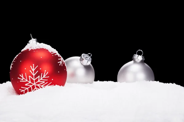 Bola de Natal vermelho na frente de bolas de Natal de prata — Fotografia de Stock