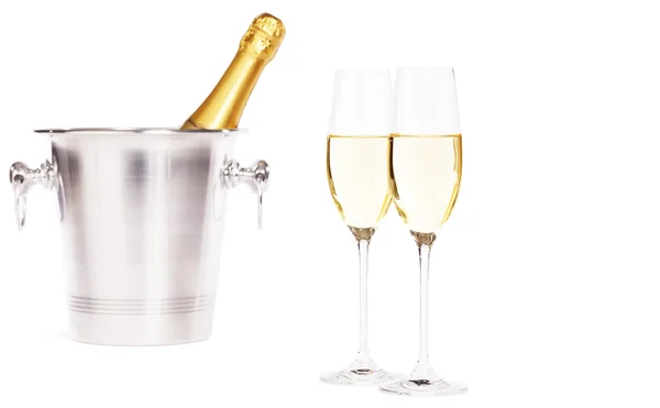 Dois copos de champanhe com uma garrafa de champanhe em um balde Fotos De Bancos De Imagens