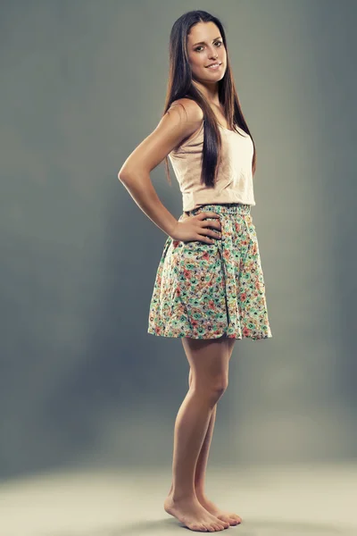 Muito adolescente usando vestido de verão — Fotografia de Stock