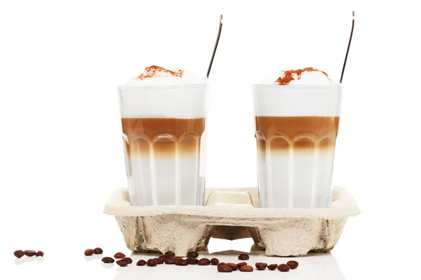 Twee latte macchiato met chocolade poeder in een bekerhouder — Stockfoto