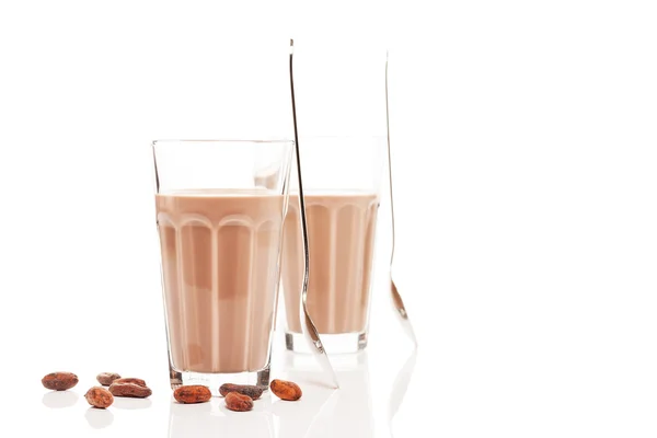 Twee glazen met chocolade melk en chocolade bonen — Stockfoto