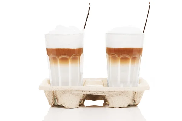 Latte macchiato para ir com colheres dentro — Fotografia de Stock