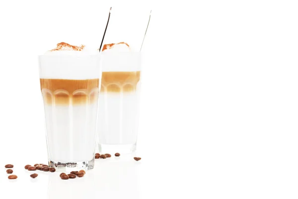 Latte macchiato framför en annan latte macchiato — Stockfoto