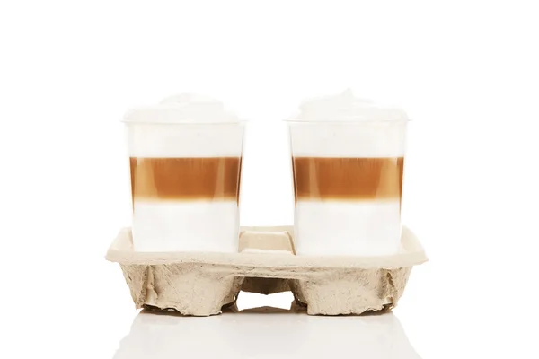 Две пластиковые чашки с латте макиато, чтобы пойти — стоковое фото