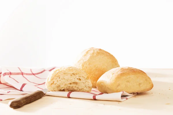 Rustik buğday ekmeği bir havlu ve bir bıçak ile — Stok fotoğraf
