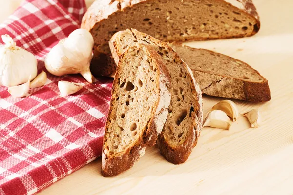 Roggenbrot mit Knoblauch und Handtuch — Stockfoto