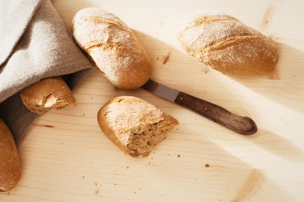 Roggenbrot mit Roggenbrötchen und einem Messer von oben — Stockfoto