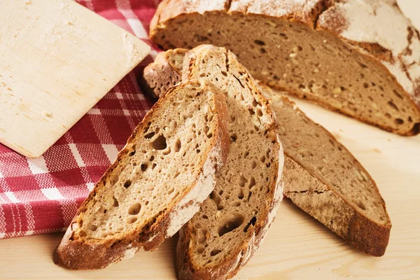 Dilimlenmiş ekmek havlu üstten rustik — Stok fotoğraf