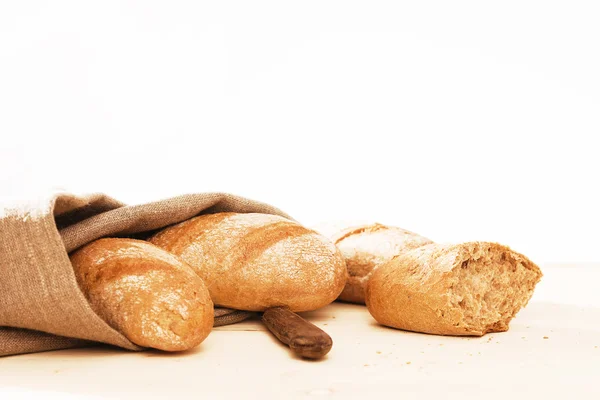 Rustikale Roggenbrötchen mit Leinenstoff und altem Messer — Stockfoto