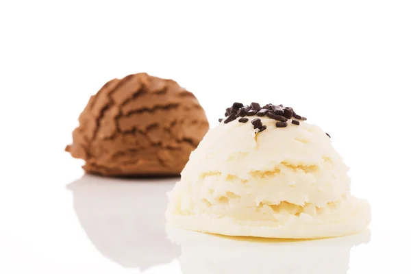 Misurino di gelato al gusto di vaniglia con cioccolato sbriciola davanti a uno scoop gelato al cioccolato — Foto Stock