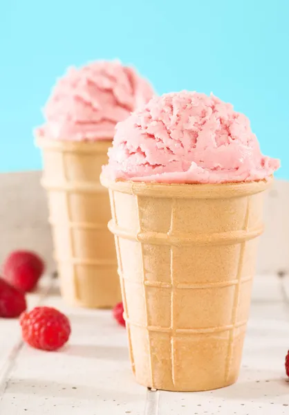 ラズベリーのアイスクリーム、ワッフルでのクローズ アップ — ストック写真