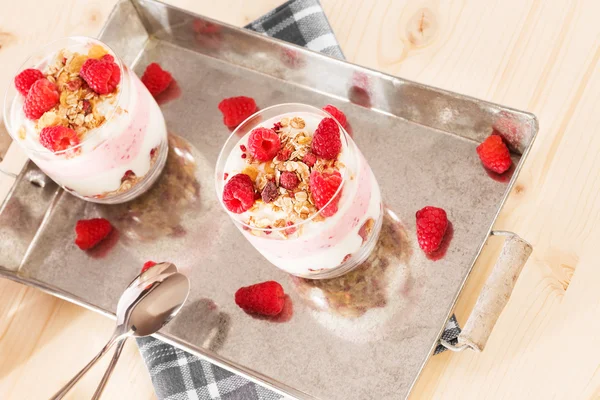 Raspberry desserts op een metalen dienblad — Stockfoto