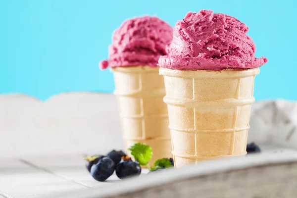 Blueberry ice cream behind white wood — Stock Photo, Image