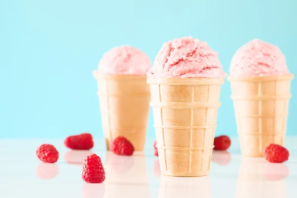 Tres conos de helado de frambuesa —  Fotos de Stock