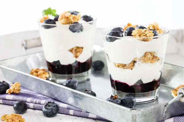 Dwie borówki jogurtów desery — Zdjęcie stockowe