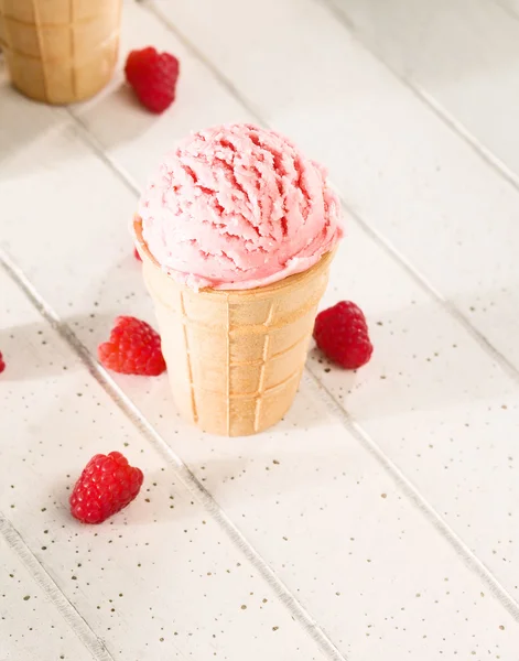 Jeden Malinová zmrzlina od shora — Stock fotografie