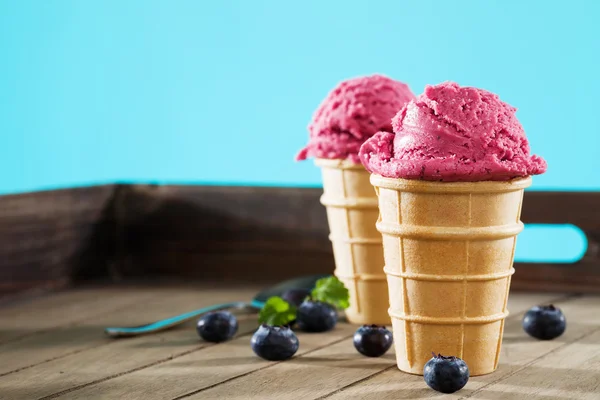 华夫饼的蓝莓冰淇淋 — 图库照片