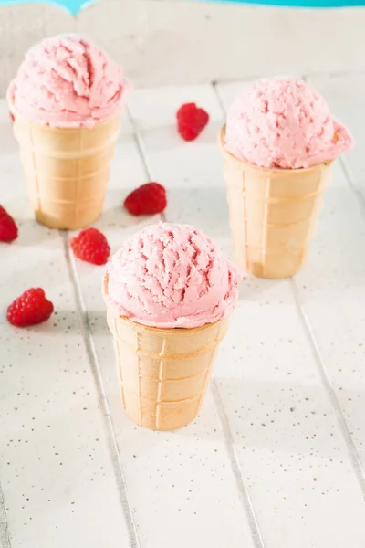 Quelques cônes de crème glacée framboise — Photo