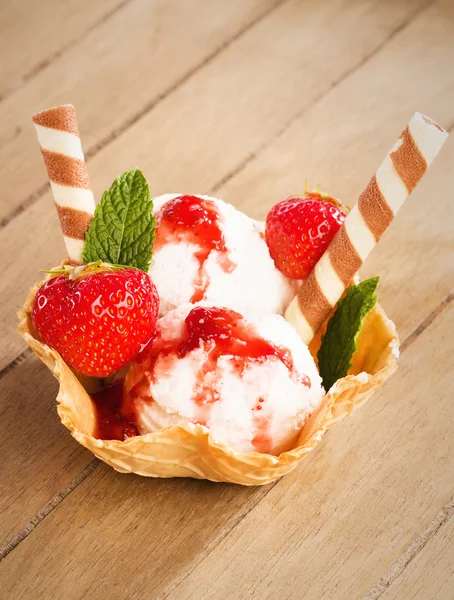 Vanille-ijs met aardbeien in een kopje wafel — Stockfoto