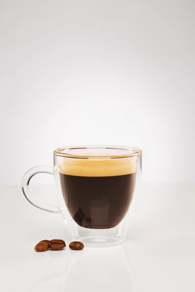 Espresso em uma xícara de vidro — Fotografia de Stock