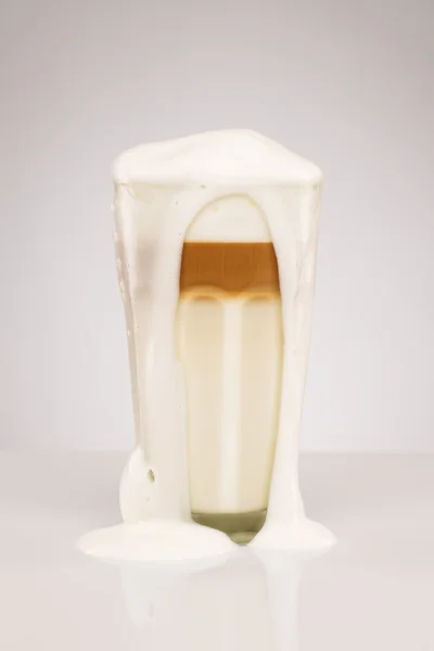 Över skummande latte macchiato — Stockfoto