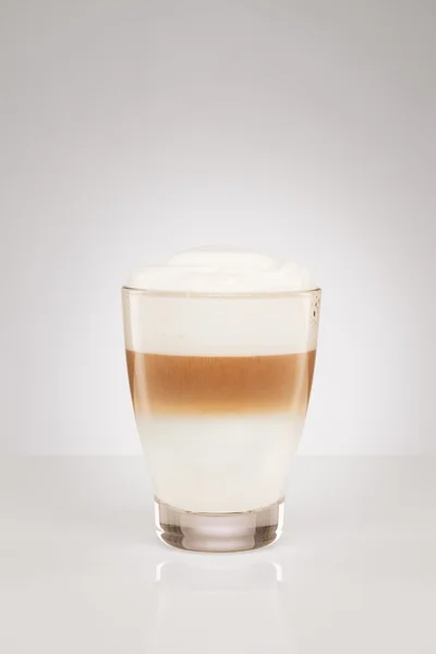 Latte macchiato w małym szklanym — Zdjęcie stockowe