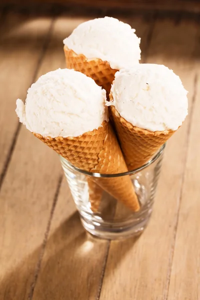 Boules de crème glacée vanille dans des cônes de gaufre — Photo