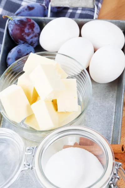 Beurre entre les ingrédients de cuisson — Photo