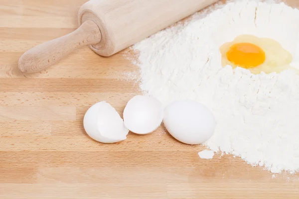 Jaune de farine avec rouleau à pâtisserie — Photo