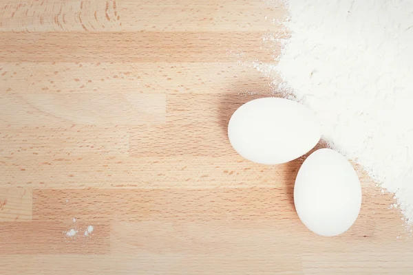 Oeufs blancs près de la farine — Photo