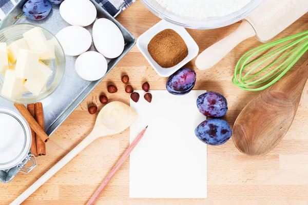 Écrire une recette de gâteau aux prunes — Photo