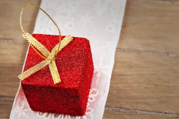 Rode kleine glitter kerstcadeau op hout — Stockfoto