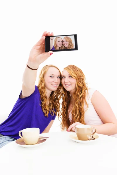 Dos mujeres felices haciendo fotos de sí mismas Imágenes de stock libres de derechos