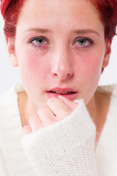 Deprimerad gråtande unga rödhårig kvinna — Stockfoto