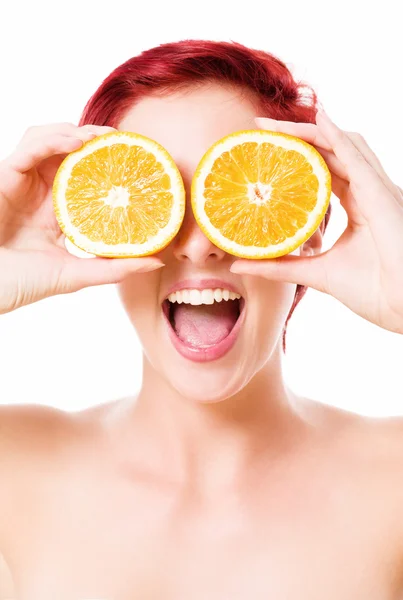 Izgatott fiatal nő holding narancs a szemére — Stock Fotó