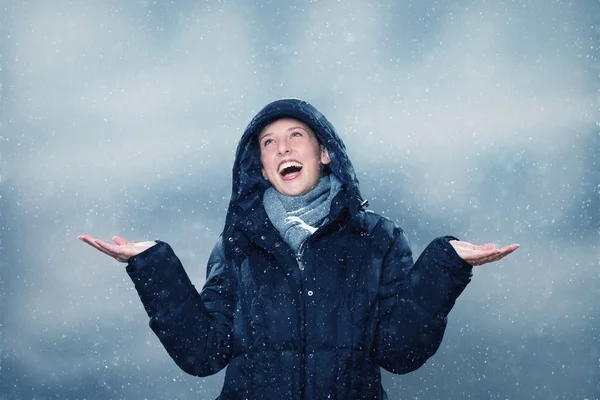 Jovem mulher está animado com a queda de neve — Fotografia de Stock