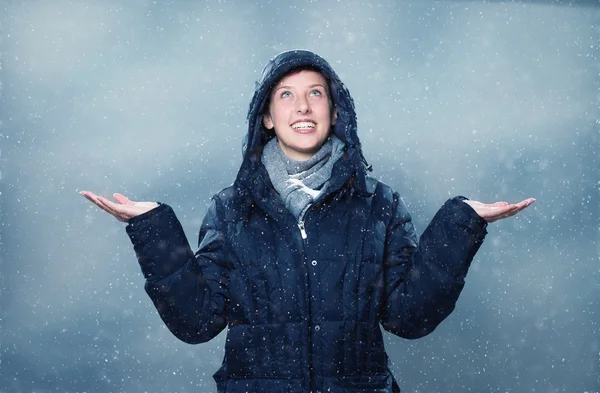 Donna è felice di nevicate — Foto Stock