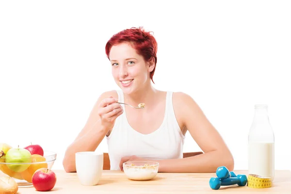 Mujer comiendo copos de maíz en el desayuno —  Fotos de Stock