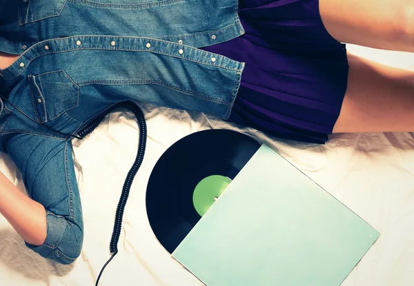 ビニール レコードとベッドの上の女性 — ストック写真