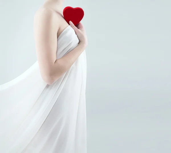 Prachtige vrouw bedrijf rood hart — Stockfoto