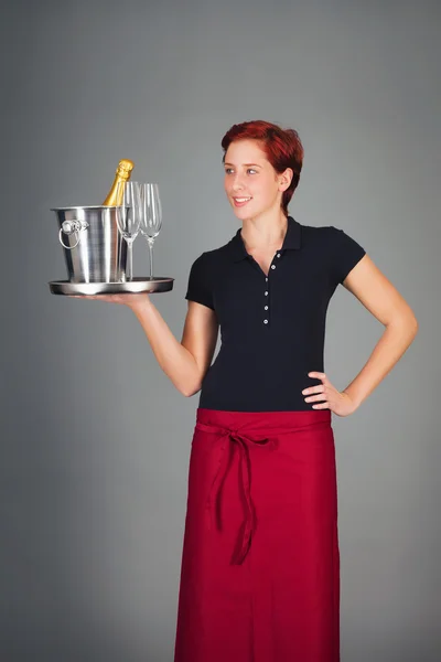 Cameriera che serve champagne — Foto Stock