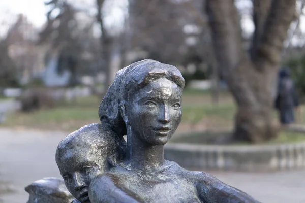 Vista Perto Escultura Mulher Bronze Com Uma Criança Suas Costas — Fotografia de Stock