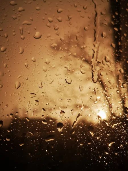 Sepia etkisi altında yakalanan aracın ön camına yağmur damlaları.