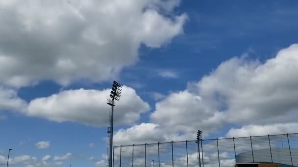 Nuvole Bianche Che Corrono Contro Cielo Blu Sopra Albero Delle — Video Stock