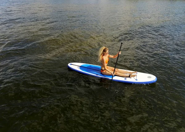 Sup Surfing Happy Blonde Girl Paddle Sailing Board River Stand — ストック写真