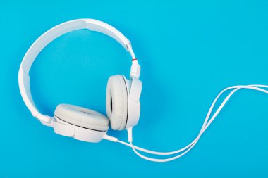 modern beyaz kulaklık üzerinde mavi arka plan izole