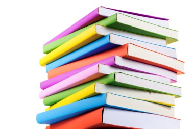 Beyaz arka plan üzerinde izole renkli kitaplar