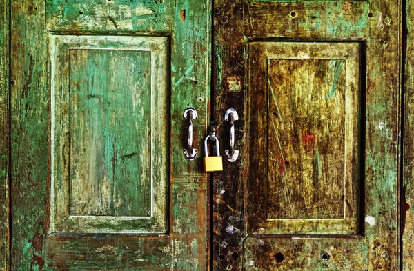 Rusty vecchia porta di legno verde — Foto Stock